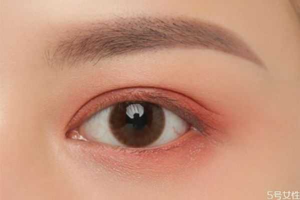 没眼影刷怎么画眼影？用手指怎么涂眼影