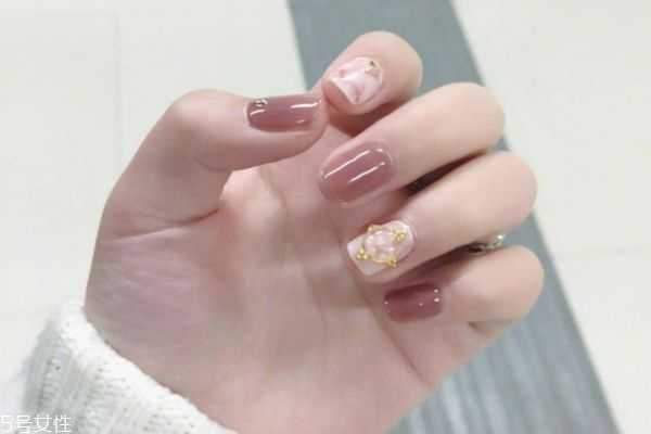 夏季做什么颜色的美甲好看？法式美甲哪种颜色适合夏天