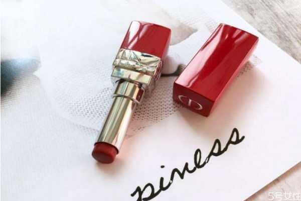 迪奥黑管红管哪个好？迪奥红管和黑管的区别