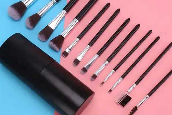 化妆刷可以用吹风机吹干吗 化妆刷可以用吹风机吹干吗