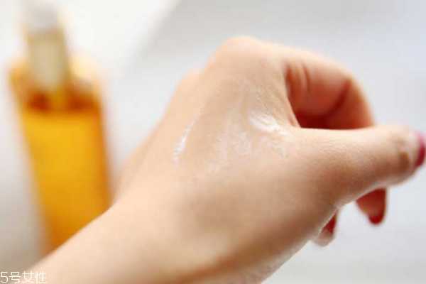 毛孔粗大用什么精华液 毛孔粗大用什么精华液