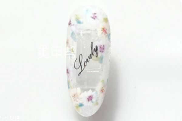 花朵美甲怎么做?小清新美甲教程图解 花朵美甲怎么做?小清新美甲教程图解