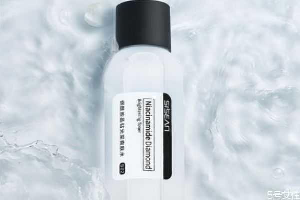 化妆前可以用爽肤水吗?化妆前用爽肤水还是保湿水 化妆前可以用爽肤水吗?化妆前用爽肤水还是保湿水