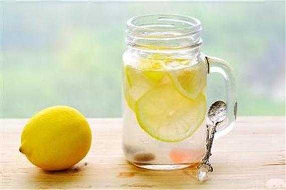 天天喝柠檬水能变白吗 天天喝柠檬水能变白吗