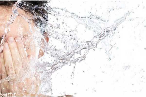 洗完脸后先涂水还是乳