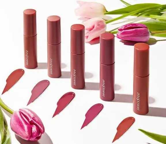 涂唇膏前嘴唇要湿润吗?唇膏涂完要擦掉吗 涂唇膏前嘴唇要湿润吗?唇膏涂完要擦掉吗