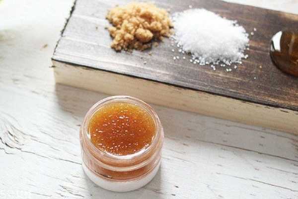 唇部去角质的自制方法