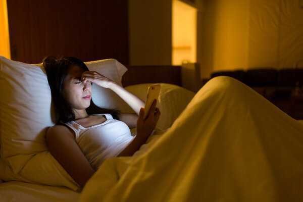 为什么熬夜会出现水肿现象 为什么熬夜会出现水肿现象