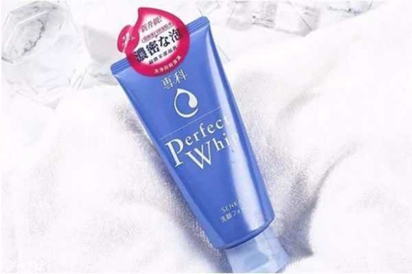 皂基洗面奶适合油皮吗 皂基洗面奶适合油皮吗