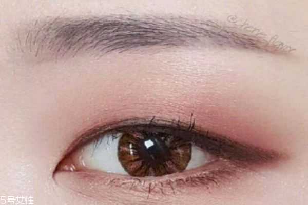 单眼皮用什么颜色眼影？4款适合单眼皮的眼影推荐