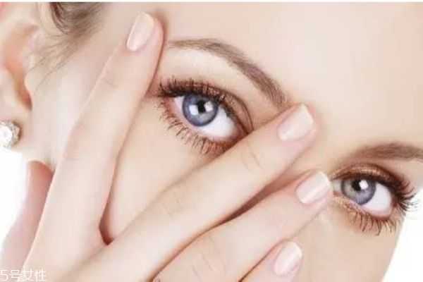 如何让眼妆不掉 眼妆容易掉这样做