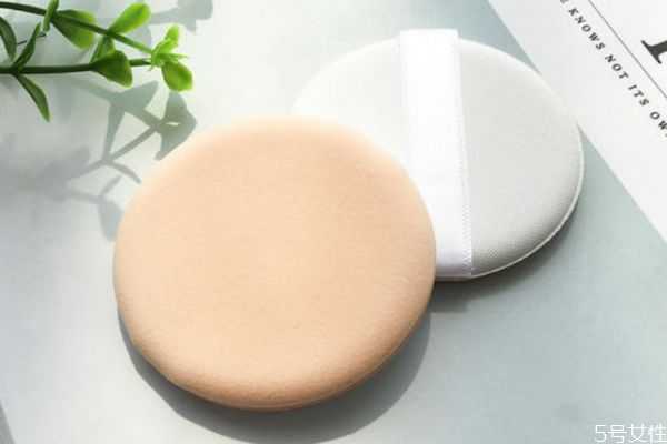 气垫粉扑上隔离霜方法 气垫粉扑上隔离霜方法