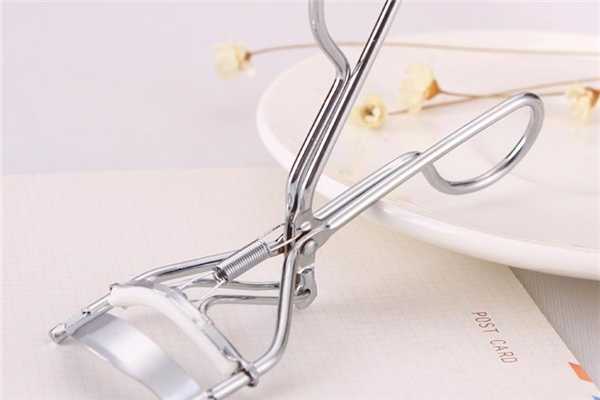 睫毛夹为什么夹了不翘