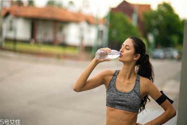 化妆跑步会对皮肤有害吗