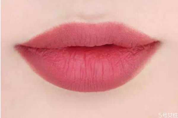 润唇膏和口红哪个先涂 润唇膏和口红哪个先涂