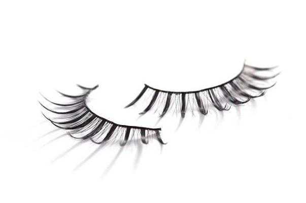 假睫毛如何快速卸掉