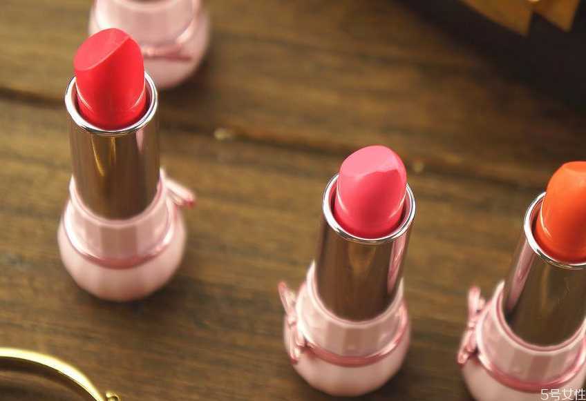 涂唇膏的正确方法 涂唇膏的正确方法