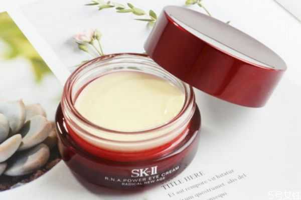 有脂肪粒可不可以涂眼霜？先用精华还是先用眼霜