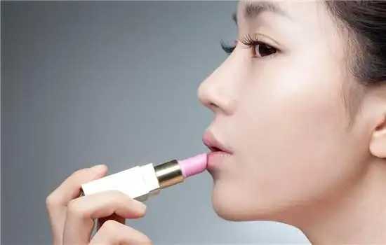 染唇液干燥过快的原因