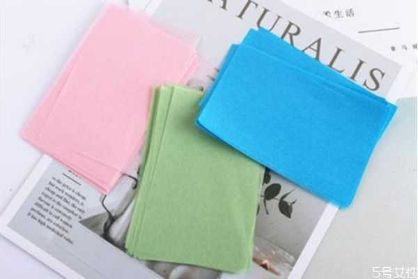 脸用吸油纸之后可以直接擦乳液吗？吸油纸的使用方法