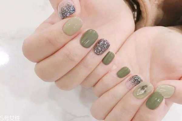 夏季做什么颜色的美甲好看？法式美甲哪种颜色适合夏天