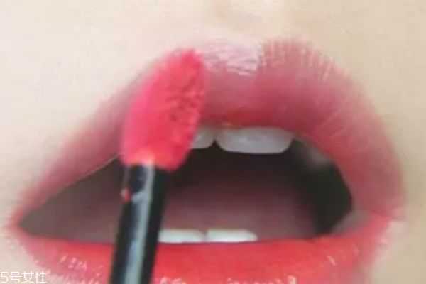 阿玛尼唇釉怎么涂均匀？阿玛尼唇釉正确涂抹方法