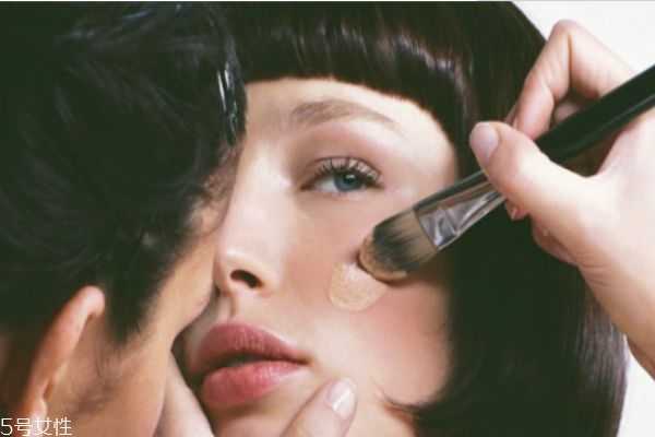 化妆卡粉浮粉怎么办？脸上浮粉怎么快速补救