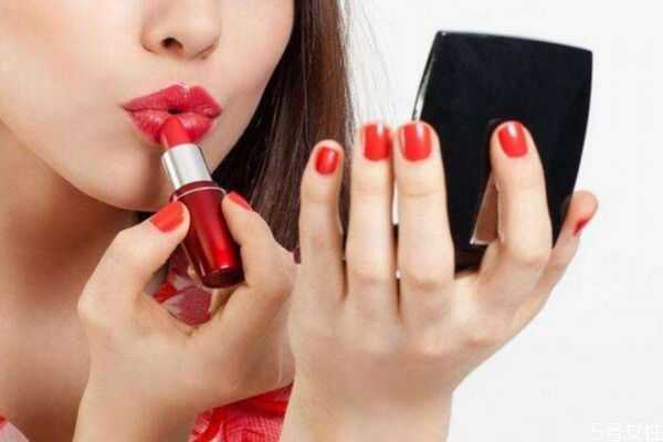 口红从根部断裂怎么办？口红可以当眼影吗