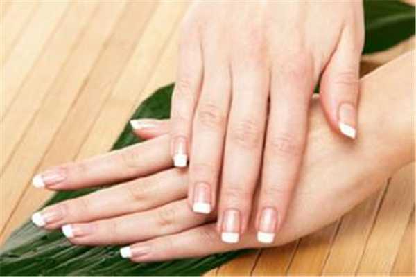 手上裂口子是缺少什么维生素？怎么解决