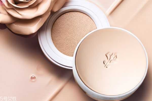 有痘痘的人可以使用遮瑕膏吗?遮瑕膏应该在化妆的哪一步使用呢 有痘痘的人可以使用遮瑕膏吗?遮瑕膏应该在化妆的哪一步使用呢