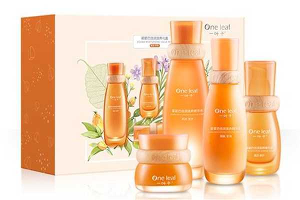 一叶子水乳美白吗