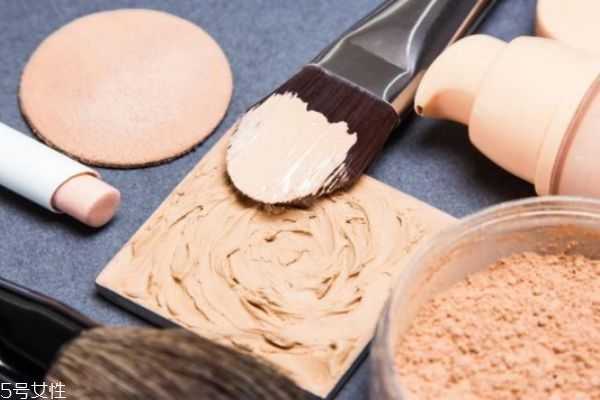 脸上脱妆浮粉怎么补救？脱妆和浮粉的区别