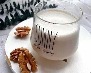 核桃奶和纯牛奶哪个营养价值高 核桃奶和纯牛奶哪个营养价值高