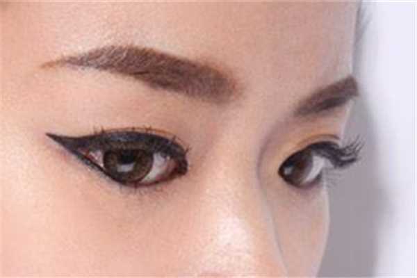 画完眼线用什么定妆