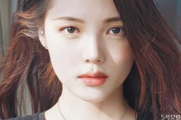 冬天化妆卡粉怎么办？可能是你方法没有用对