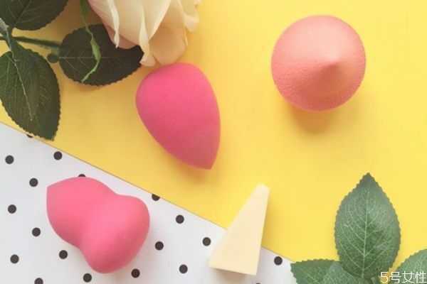 美妆蛋上妆好还是手上妆好？美妆蛋上妆和手上妆区别