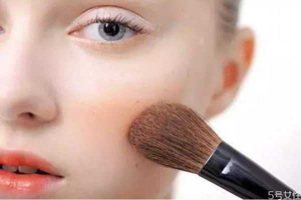 圆脸如何涂腮红好看？