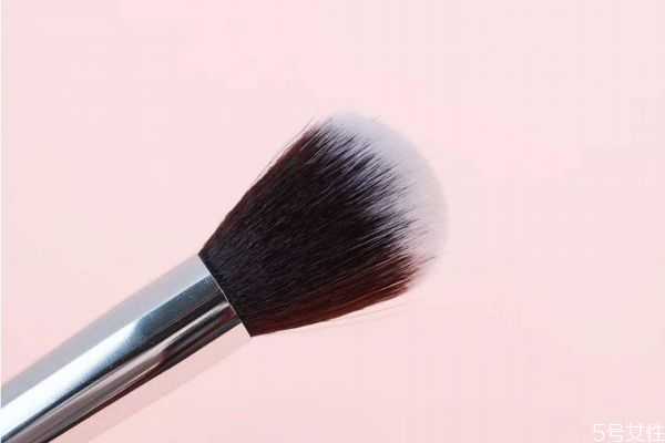 斜角腮红刷什么牌子好？斜角腮红刷的用法