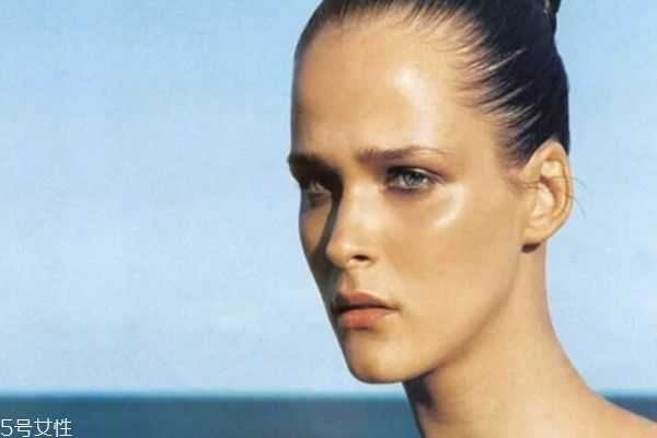 为什么皮肤爱出油