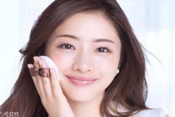 怎样让粉底液更服帖？怎么能让底妆服帖