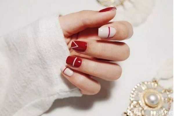 自己做美甲的步骤？如何避免把美甲涂得凹凸不平