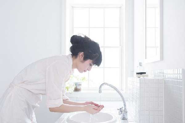 洗脸放盐和白醋有什么作用 洗脸放盐和白醋有什么作用