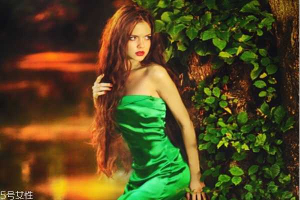 用盐水洗脸可以收缩毛孔吗 这样用盐水洗脸最干净