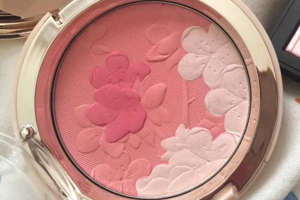 白底偏黄肤色适合什么腮红？腮红颜色怎么选择