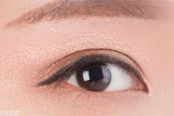 双色眼影怎么正确使用 双色眼影怎么正确使用