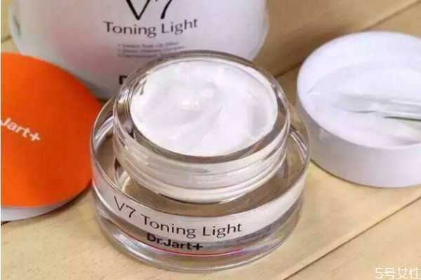 素颜霜适用于所有肤质吗 素颜霜适用于所有肤质吗