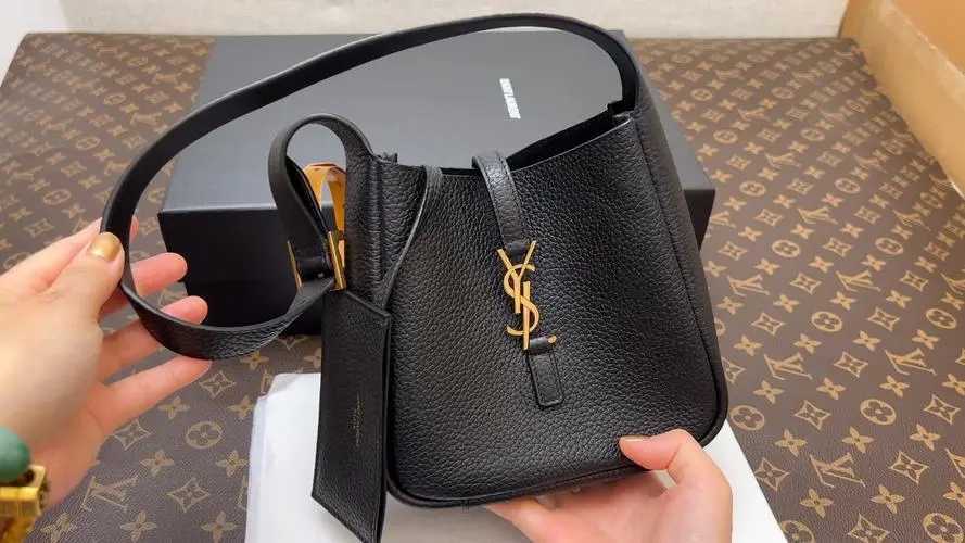 圣罗兰最值得买的包：实用又时髦的Soft Hobo