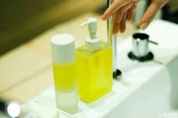 卸妆油需要用卸妆棉吗？卸妆油用完还需要用洗面奶吗