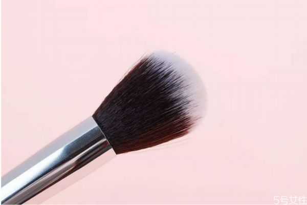 什么形状的腮红刷好用?腮红刷是买小的好还是大的好 什么形状的腮红刷好用?腮红刷是买小的好还是大的好