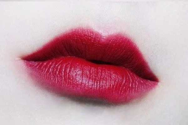 嘴唇又大又厚怎么涂口红？涂唇釉为什么不能抿嘴